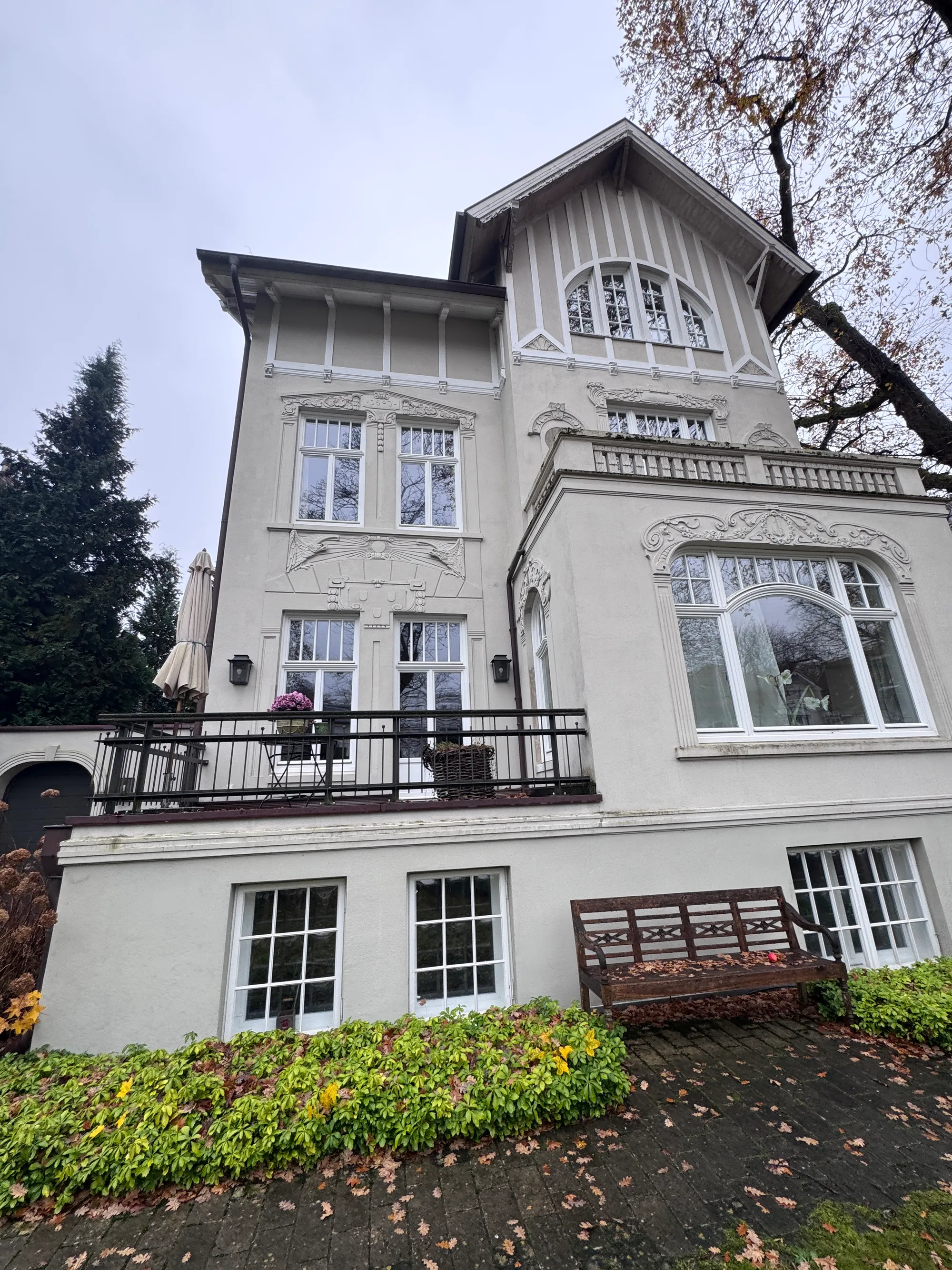Repräsentative Jugendstil-Villa in Hamburg-Blankenese mit reich verzierter Stuckfassade und Erkern