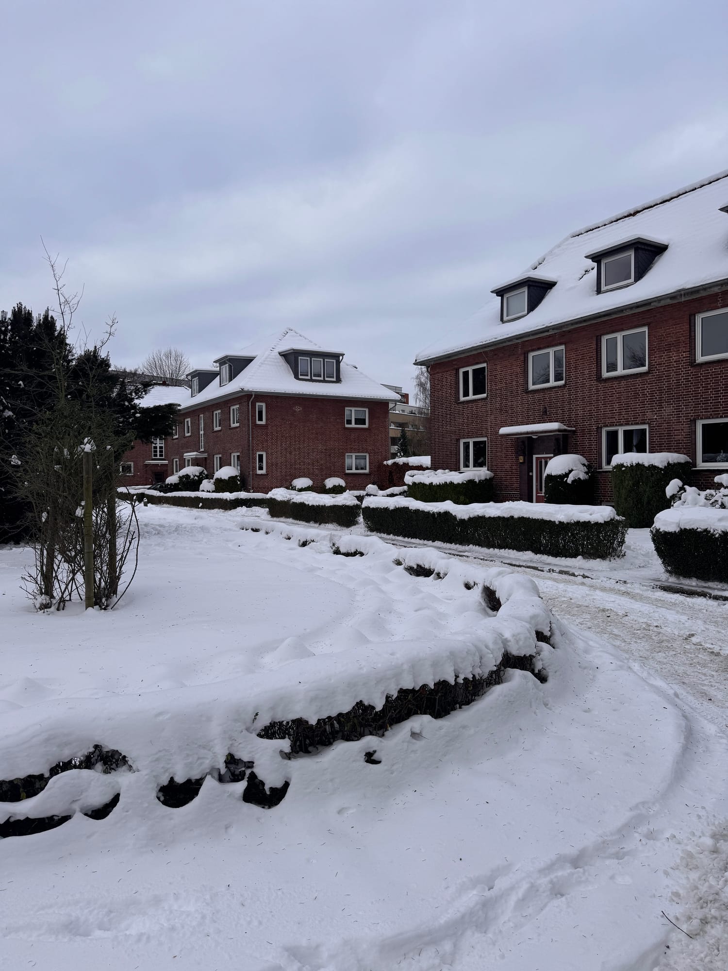 Denkmalgeschütztes Wohnensemble in Pinneberg mit formaler Gartenanlage im Winter