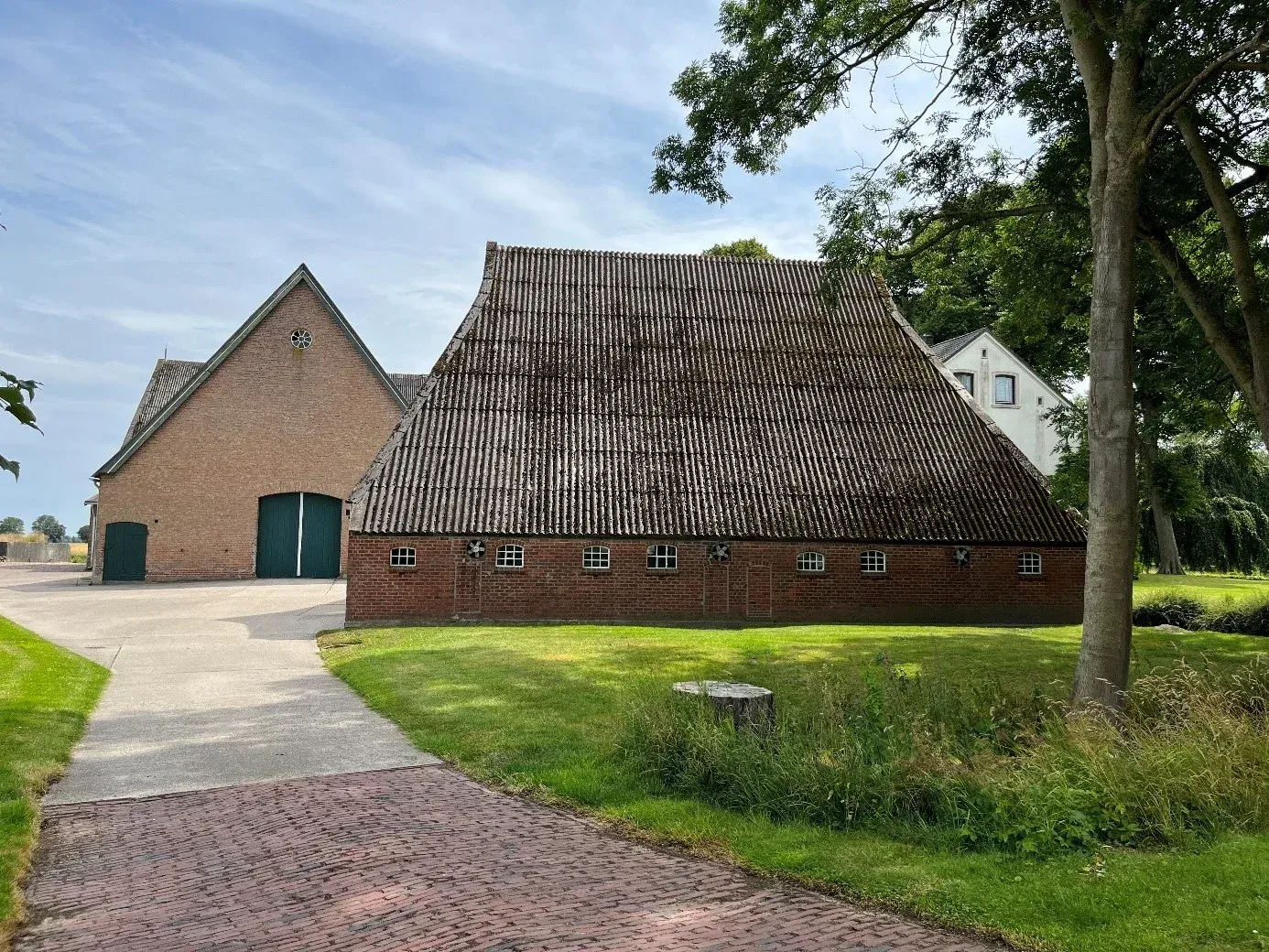 Alte landwirtschaftliche Scheune mit erhaltenswerter Bausubstanz und altem Ziegeldach vor dem Umbau